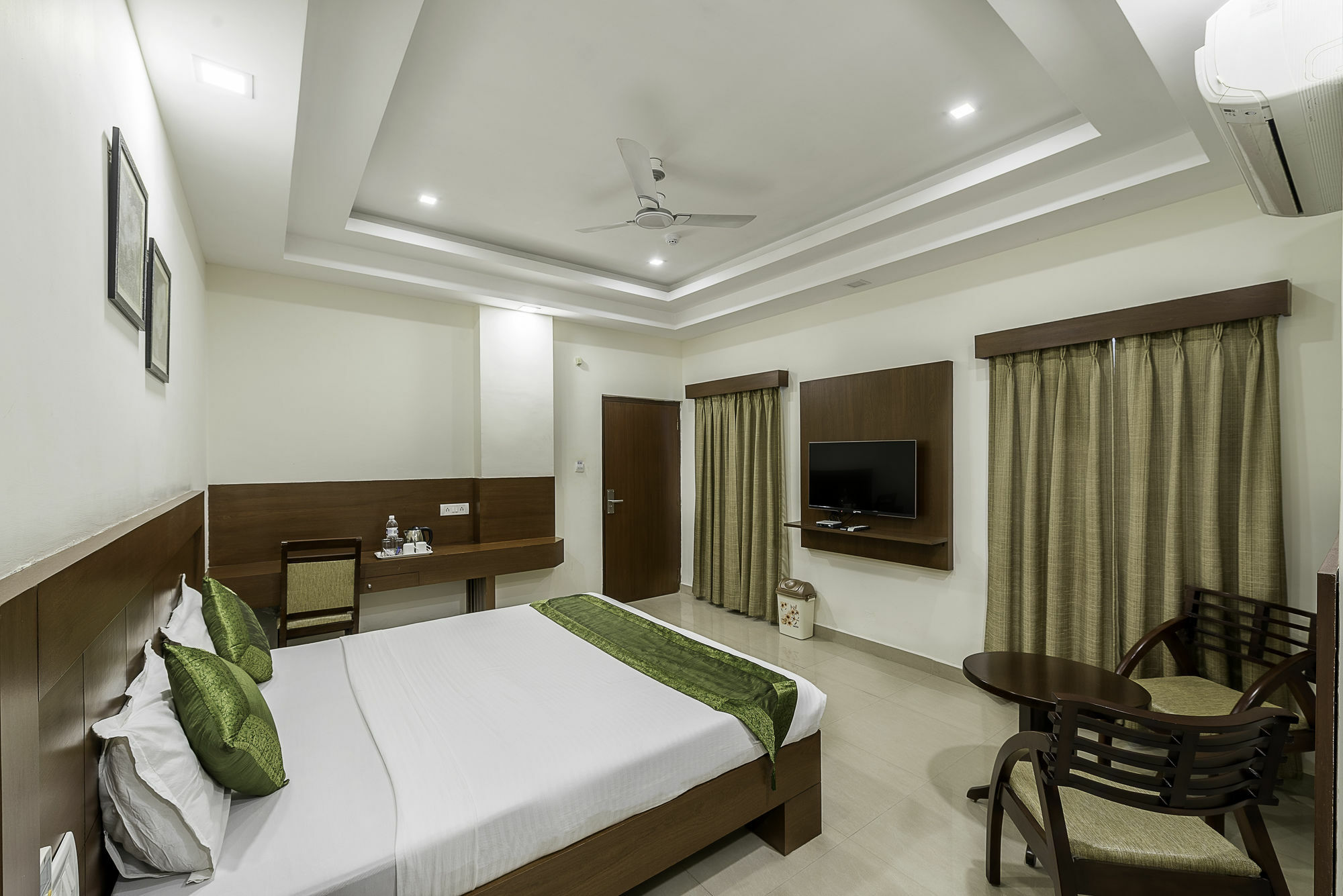 Treebo Trend Hotel Jp Plaza Nampally Хайдарабад Экстерьер фото